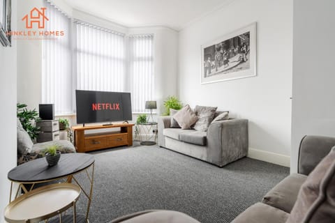 9 Guests, 4 Bedrooms, Modern Comfort in Bootle Apartment in Liverpool