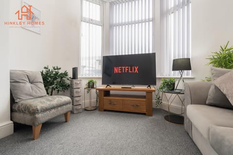 9 Guests, 4 Bedrooms, Modern Comfort in Bootle Apartment in Liverpool