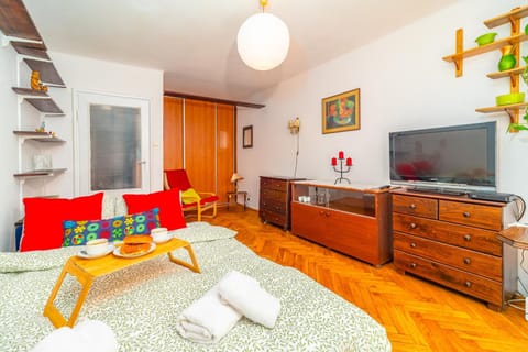 Bed, TV and multimedia, Living room