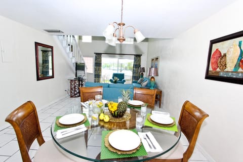 TV and multimedia, Seating area, Dining area