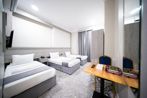 Bed, TV and multimedia, Photo of the whole room, Bedroom, towels