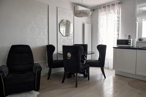 Seating area, Dining area, air conditioner
