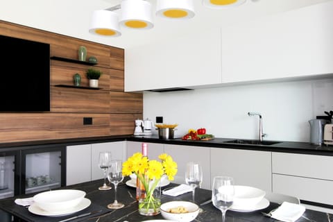 TV and multimedia, Kitchen or kitchenette, Dining area, stove