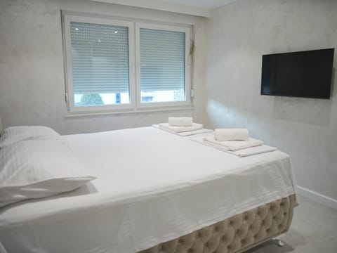 Bed, TV and multimedia, Photo of the whole room, Bedroom, towels