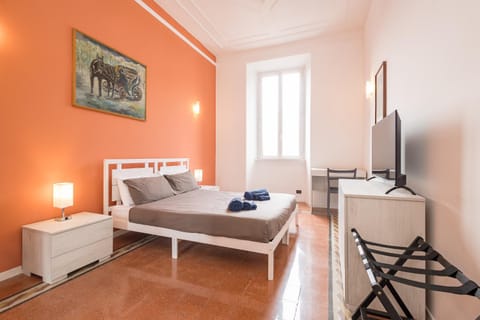 Bed, TV and multimedia, Bedroom, towels