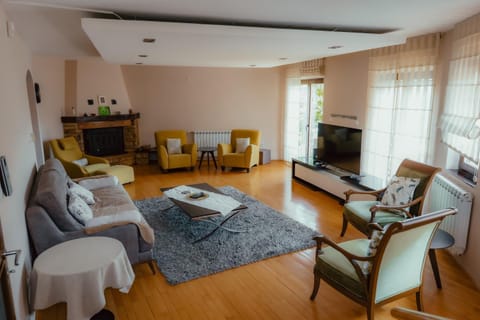 Communal lounge/ TV room, TV and multimedia, Living room