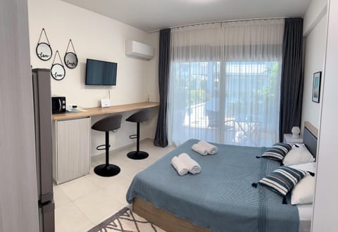 Bed, TV and multimedia, Kitchen or kitchenette, Photo of the whole room, Bedroom, microwave, towels