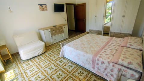 Photo of the whole room, Bedroom, wardrobe