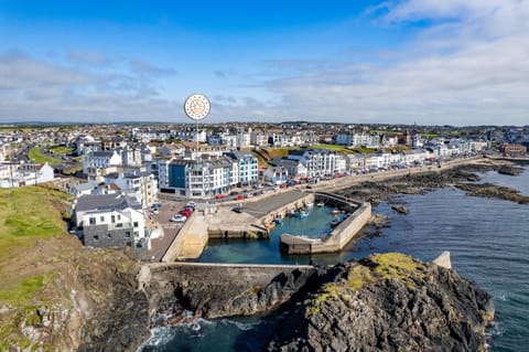 Harbour Heights - Escape Ordinary Apartment in Portstewart