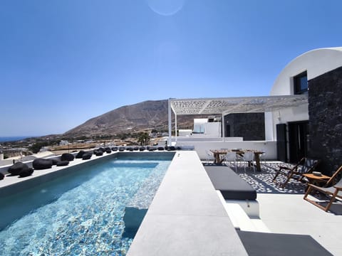 Property building, Day, Natural landscape, Landmark view, Mountain view, Pool view, Sea view, Swimming pool, sunbed
