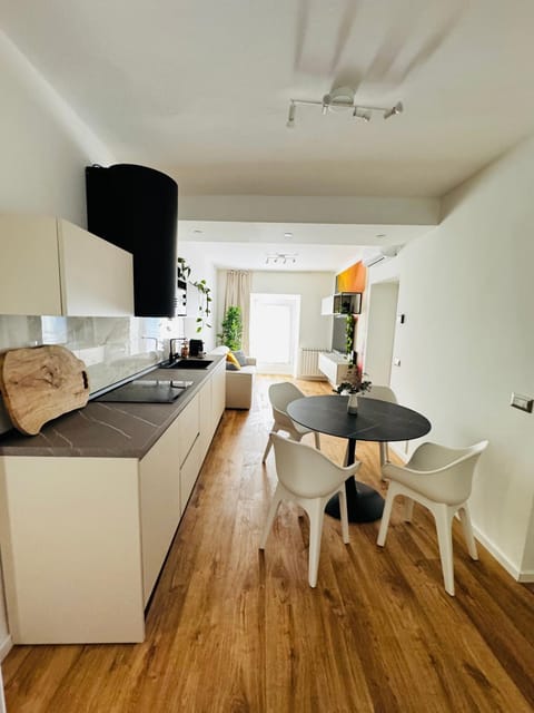 TV and multimedia, Kitchen or kitchenette, Living room, Seating area, Dining area