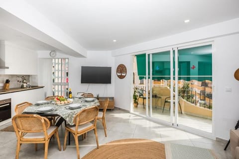 Communal lounge/ TV room, TV and multimedia, Living room, Dining area