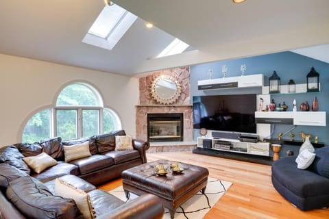 Pool Table and Deck Luxury Mansion in Niskayuna! House in Clifton Park