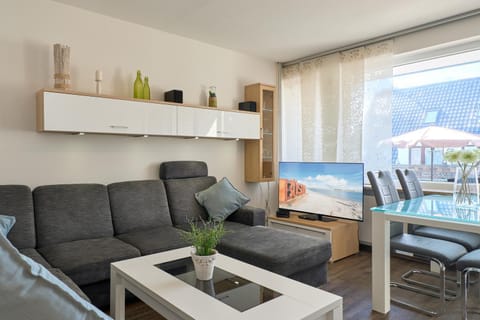 Communal lounge/ TV room, TV and multimedia, Living room, Seating area, Dining area, Evening entertainment