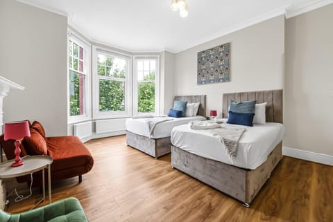 Bed, Photo of the whole room, Seating area, Bedroom, towels