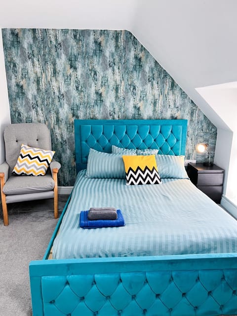 Bed, Photo of the whole room, Seating area, Bedroom