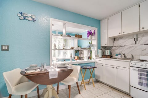 St Pete Beach Studio Walk to Dining and Sand! Apartment in Saint Pete Beach