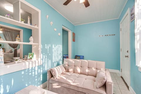 St Pete Beach Studio Walk to Dining and Sand! Apartment in Saint Pete Beach