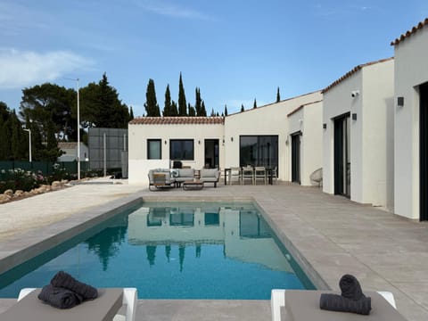 Property building, Pool view, Swimming pool, sunbed