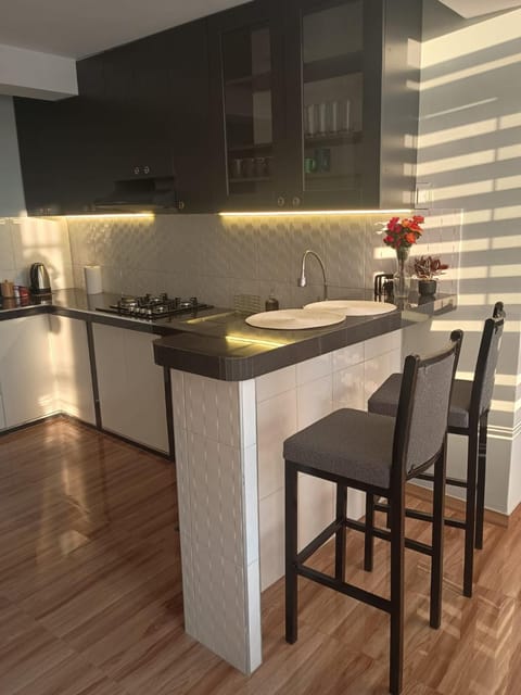 Kitchen or kitchenette, Dining area