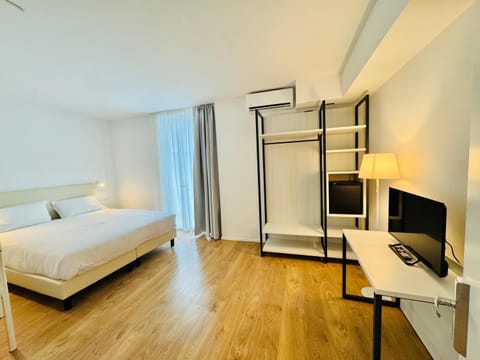 Bed, TV and multimedia, Photo of the whole room, air conditioner