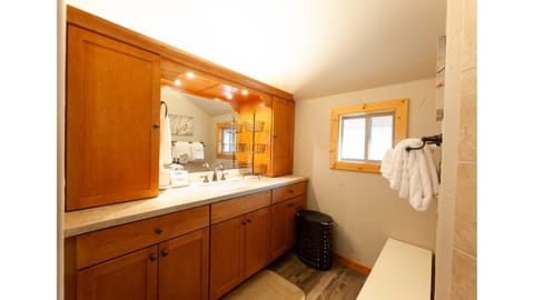 High Expectations - In Town - New Property! - Fireplace - Adjustable Bed - Fenced Yard House in Red River