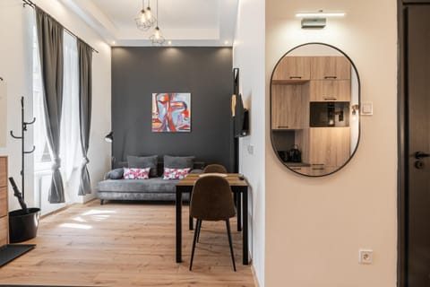 Bed, Living room, Photo of the whole room, Seating area, air conditioner
