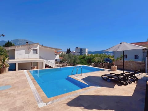 Property building, Patio, Day, Pool view, Swimming pool, sunbed