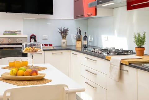 Kitchen or kitchenette, Food and drinks, stove