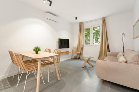 Communal lounge/ TV room, TV and multimedia, Living room, Seating area, Dining area, Evening entertainment, air conditioner