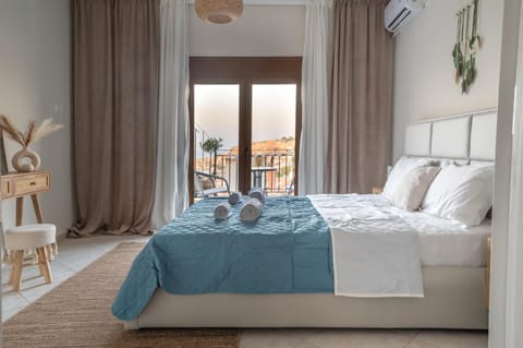 Bed, View (from property/room), Photo of the whole room, Bedroom, Landmark view, Sea view, Sunset