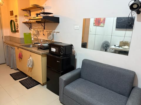 Kitchen or kitchenette, Seating area, stove