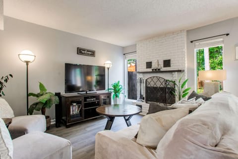 TV and multimedia, Living room, Seating area, Evening entertainment