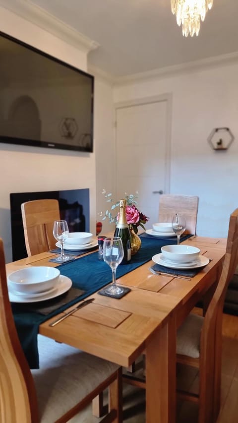 TV and multimedia, Seating area, Dining area