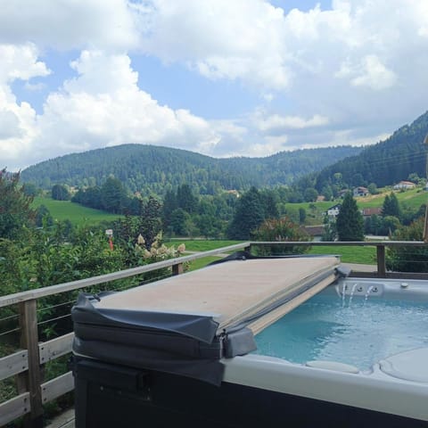 Chalet Bois le Havre du sotrè Gérardmer Sauna panoramique jacuzzi 14 personnes et 1 bébé Chalet in Gérardmer