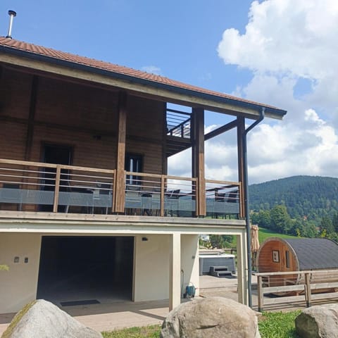 Chalet Bois le Havre du sotrè Gérardmer Sauna panoramique jacuzzi 14 personnes et 1 bébé Chalet in Gérardmer