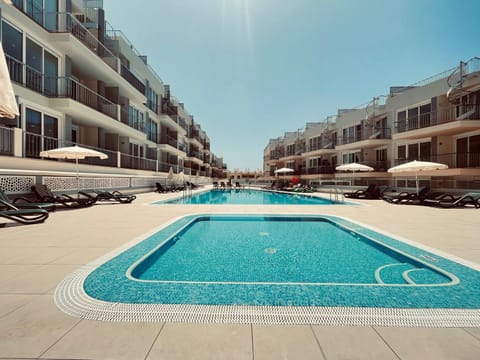 Swimming pool, sunbed