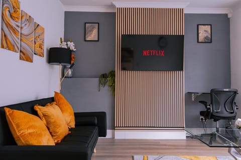 TV and multimedia, Living room, Photo of the whole room, Decorative detail, Decorative detail, Seating area, internet