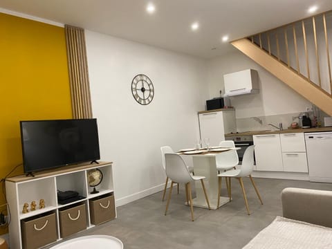 Maison Cosy Yellow House in Hauts-de-France