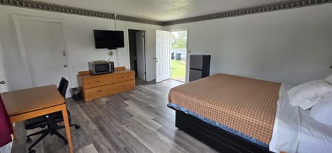 white columns motel Motel in Pine Mountain