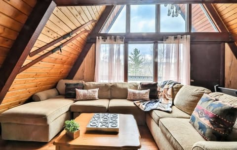 Triangle Tranquility Unique A Frame 6 BR Home House in Hunter