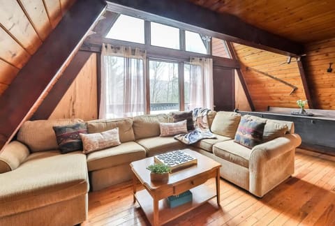 Triangle Tranquility Unique A Frame 6 BR Home House in Hunter