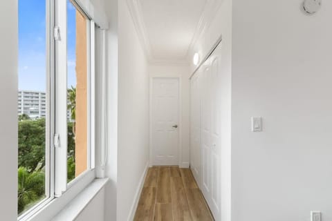 2BR-2BA with Pool Gym Beach Marbella Tower Apartment in Sunny Isles Beach