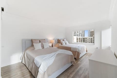 2BR-2BA with Pool Gym Beach Marbella Tower Apartment in Sunny Isles Beach