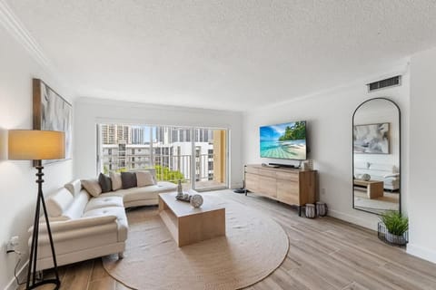 2BR-2BA with Pool Gym Beach Marbella Tower Apartment in Sunny Isles Beach