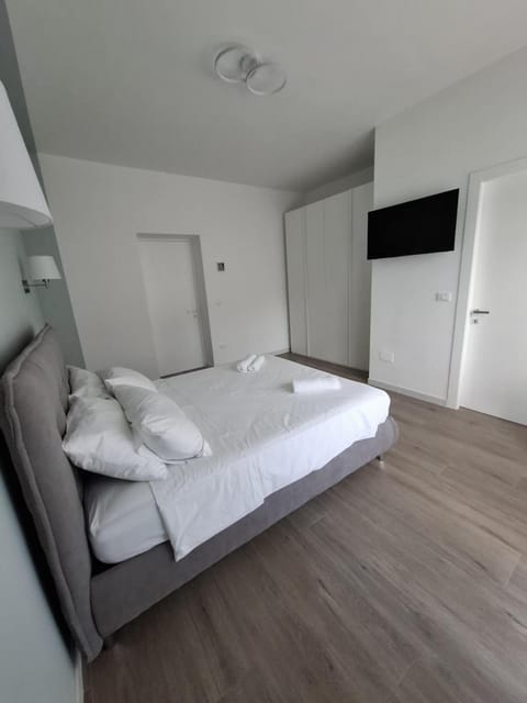 Bed, TV and multimedia, Bedroom, wardrobe