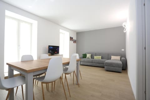 Communal lounge/ TV room, TV and multimedia, Living room, Seating area, Dining area, Evening entertainment