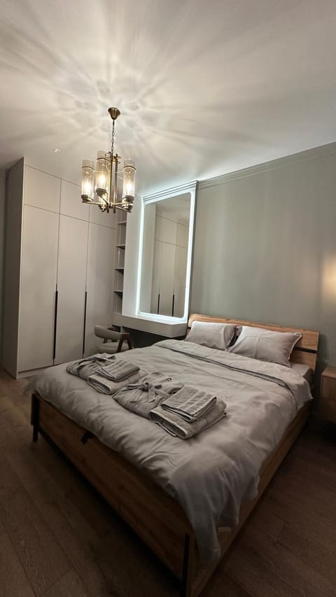 Bed, Bedroom, towels