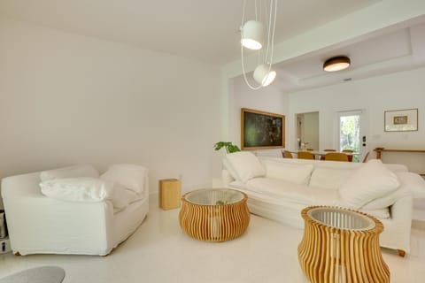 Poolside Oasis in Biscayne Park! Modern Retreat House in Biscayne Park