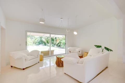 Poolside Oasis in Biscayne Park! Modern Retreat House in Biscayne Park